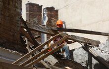 Фото 1: На пр. Свободи, 23 почали розбирати завали: протиаварійні роботи фінансуватиме власник сусіднього будинку (відео)