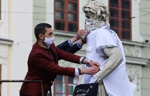 Фото 10: Статуї у центрі Львова одягнули у вишиванки та вишивані маски