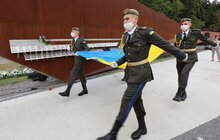 Фото 7: Львів започаткував нову традицію — над Меморіалом пам’яті Героїв Небесної Сотні підняли Державний Прапор України