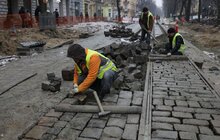 Фото 5: Триває реконструкція вул. С. Бандери: підрядник проводить роботи з облаштування колектора і водопровода