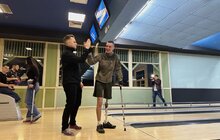 Фото 2: Лікування боулінгом: пацієнти центру НЕЗЛАМНІ грають у боулінг, аби відновити координацію рухів