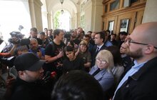 Фото 37: Невідомі особи виламали двері до міської ратуші та ввірвались всередину