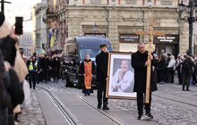 Фото 10: Похорон Степана Гіги: у Львові тисячі людей прощалися з народним артистом