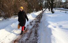 Фото 10: У парку «700-річчя Львова» продовжують посипати доріжки кавовою гущею для боротьби з ожеледицею
