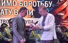 Фото 2: Міський голова Львова та голова ЛОР вручили Ользі Ільків документи та ключі від квартири