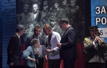 Фото 4: Міський голова Львова та голова ЛОР вручили Ользі Ільків документи та ключі від квартири