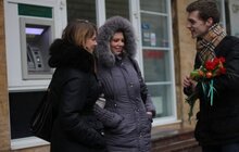 Фото 8: В центрі міста вчора львів’янкам дарували тюльпани та вітали з початком весни