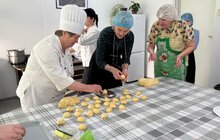 Фото 1: Львівський профтех провів майстер-клас з приготування пампухів у модульному містечку на Сихові