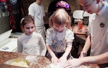 Фото 9: В рамках благодійної акції діти батьків учасників АТО вчились власноруч готувати піцу