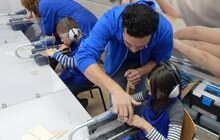 Фото 5: Діти учасників АТО вчились виготовляти ялинкові прикраси з деревини