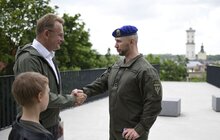 Фото 11: Віталій Марків підняв національний стяг на Меморіалі Героїв Небесної Сотні