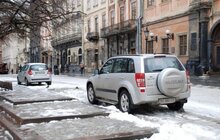 Фото 1: У Львові закликають водіїв не паркувати автомобілі у не відведених для цього місцях