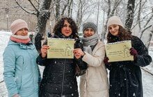 Фото 5: У парку біля Порохової вежі потребуючі можуть взяти собі теплий одяг