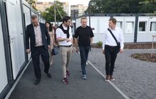 Фото 15: Мер Фрайбурга відвідав переселенців, які мешкають у модульному містечку на Сихові