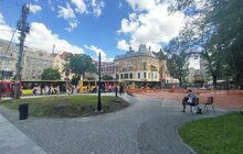 Фото 1: Для зручності пішоходів демонтують огорожу на площі Галицькій