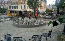 Фото 3: Для зручності пішоходів демонтують огорожу на площі Галицькій