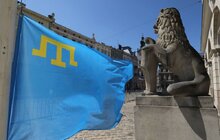 Фото 1: Сьогодні у Львові біля міської Ратуші майорить прапор кримських татар