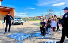 Фото 1: Офіцери Львівської громади навчають школярів правил дорожнього руху