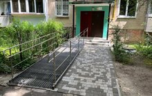 Фото 2: У будинку на вул. Науковій, 26 облаштують три металеві пандуси для людей на кріслах колісних: два уже встановили