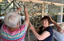 Фото 4: Мешканці модульного містечка у Львові сплели 30 маскувальних сіток для воїнів ЗСУ