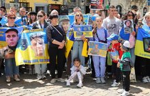 Фото 3: «Місце надії»: на площі Ринок встановили крісло, яке чекає свого Героя