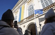 Фото 6: На честь титулу Молодіжної столиці Європи перед Львівською ратушею встановили символічну інсталяцію (відео)