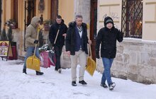 Фото 4: В обідню перерву працівники мерії долучилися до прибирання снігу у Львові (відео)