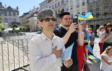 Фото 1: Біля Львівської мерії підняли кримськотатарський прапор (відео)