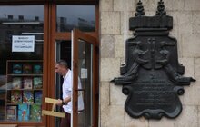 Фото 1: На фасад книгарні Наукового товариства імені Тараса Шевченка повернули відреставровану історичну вивіску