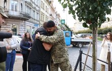 Фото 16: 41 нове дерево висаджують у центральній частині Львова: завдяки спонсорам зможуть закупити 50 дронів