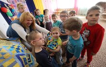 Фото 4: Всесвітньовідома німецька мисткиня передала вихованцям Львівського Центру підтримки дітей авторські патріотичні ковдри