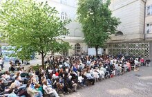 Фото 6: У дворику Ратуші відбулась тепла зустріч з Почесним громадянином Львова Мирославом Мариновичем, яку модерувала Емма Антонюк