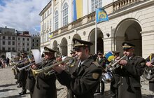 Фото 2: У Львові над вежею Ратуші урочисто підняли національний прапор (відео)
