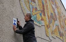 Фото 1: У Львові цінну мозаїку ознаковують міжнародним охоронним знаком «Блакитний щит» (відео)