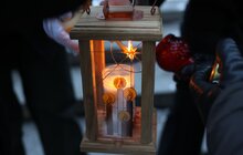 Фото 15: Вифлеємський вогонь миру першими отримали рідні полеглих захисників України на Личаківському цвинтарі