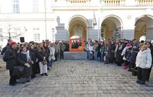 Фото 1: На честь титулу Молодіжної столиці Європи перед Львівською ратушею встановили символічну інсталяцію (відео)