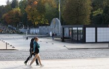 Фото 4: На полі почесних поховань №86А Личаківського цвинтаря запрацював інформаційний центр: які послуги там можна отримати (відео)