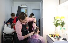 Фото 1: Турбота і краса: для мешканців модульного містечка на Сихові діє безкоштовна перукарня (відео)