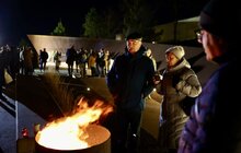 Фото 10: У Львові вшанували Героїв Небесної Сотні: на меморіалі палили ватру та співали українські пісні разом із пластунами (фото/відео)