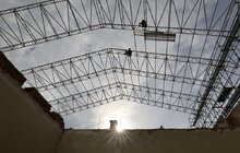 Фото 13: Пошкоджений російським «шахедом» корпус університету в Дублянах накривають тимчасовим куполом (відео)