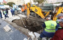 Фото 12: Ліквідація пориву на магістральному водопроводі на пр. Свободи триватиме до кінця дня: працюють водовозки