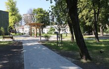 Фото 1: У сквері, поруч з Центром допомоги людям, які пережили полон і тортури, облаштували затишний громадський простір