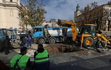 Фото 18: Ліквідація пориву на магістральному водопроводі на пр. Свободи триватиме до кінця дня: працюють водовозки