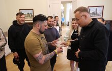 Фото 8: Гурт KOZAK SYSTEM виступив у центрі НЕЗЛАМНІ та завітав до Ратуші