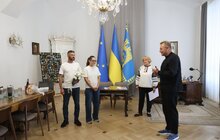 Фото 1: Переживши обстріл, пара вирішила заручитись у Ратуші