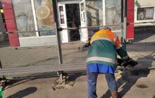 Фото 16: Комунальні служби дезінфікують місто: миють вулиці, тротуари, зупинки транспорту, сходові клітки будинків