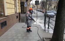 Фото 19: Комунальні служби дезінфікують місто: миють вулиці, тротуари, зупинки транспорту, сходові клітки будинків