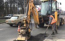 Фото 1: За цей тиждень ШРП вже провели ліквідацію ям площею 1978 м2: ліквідацію ямковості проводили лише гарячим асфальтом