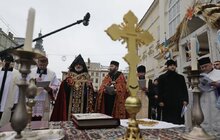 Фото 16: Впродовж дня охочі можуть набрати свяченої води з резервуару на площі Ринок