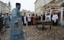 Фото 20: Впродовж дня охочі можуть набрати свяченої води з резервуару на площі Ринок